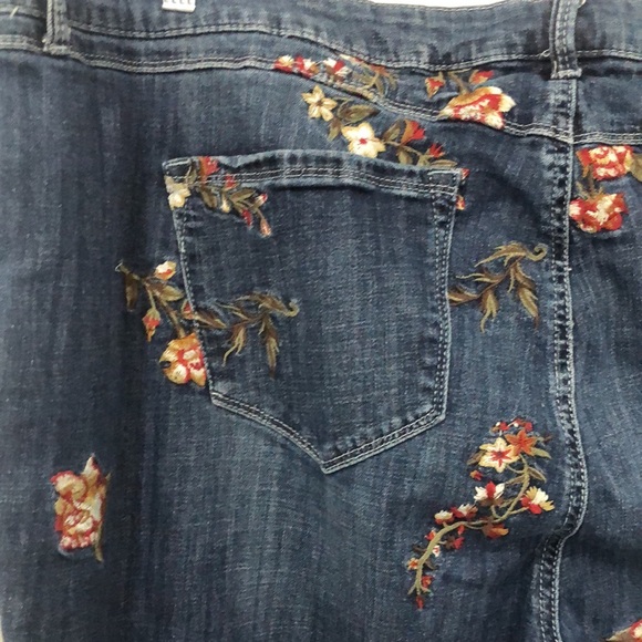 Lori Felt| Jeans| Women’s| Size 28W| Denim| Embroidered floral Jeans, Classic - Picture 8 of 15